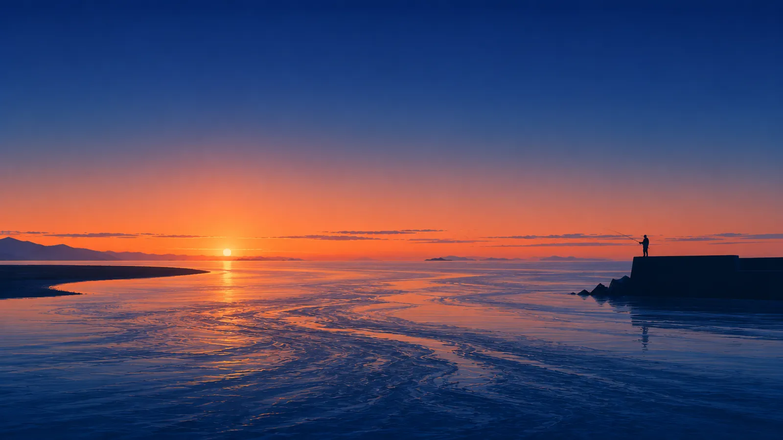 夕方の河口。潮の流れで水面に流れの筋が出て、堤防の先に釣り人のシルエット